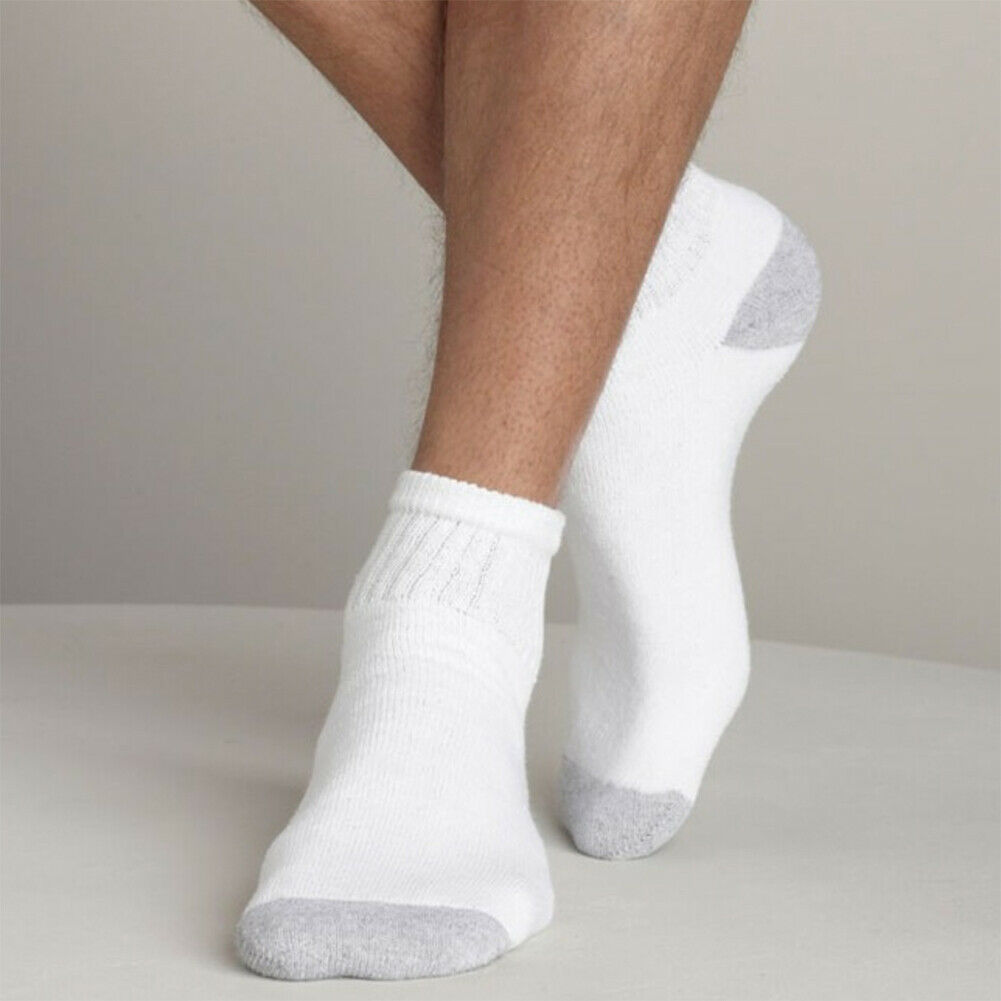 Мужские ноги в носках